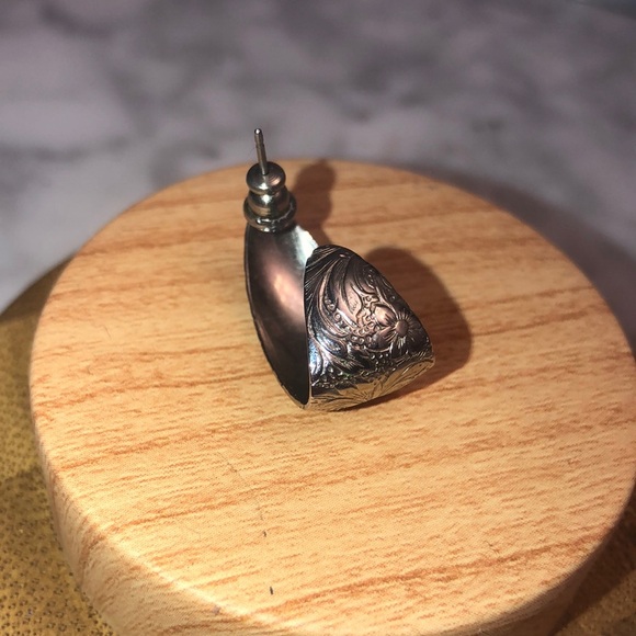 Flower Medel Hoop Earrings - Picture 2 of 4